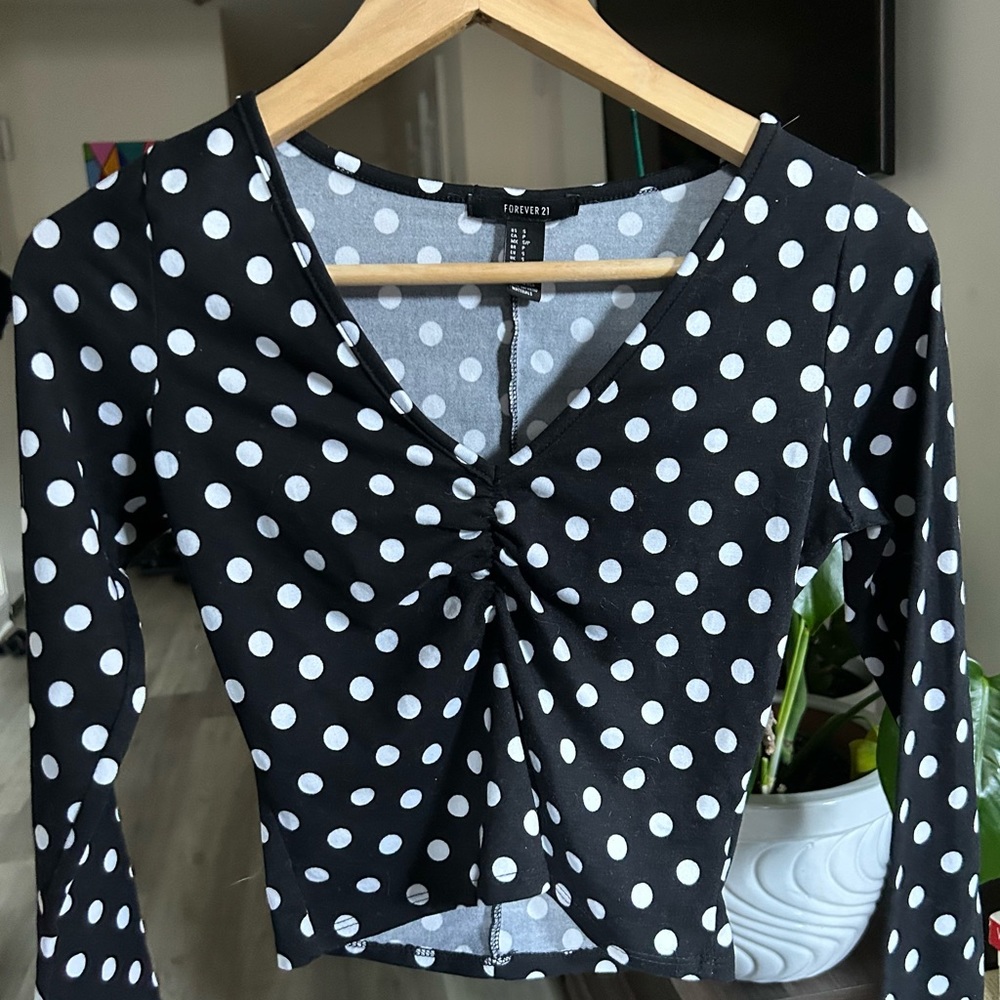 Forever 21 Women’s black and white polkadot crop top